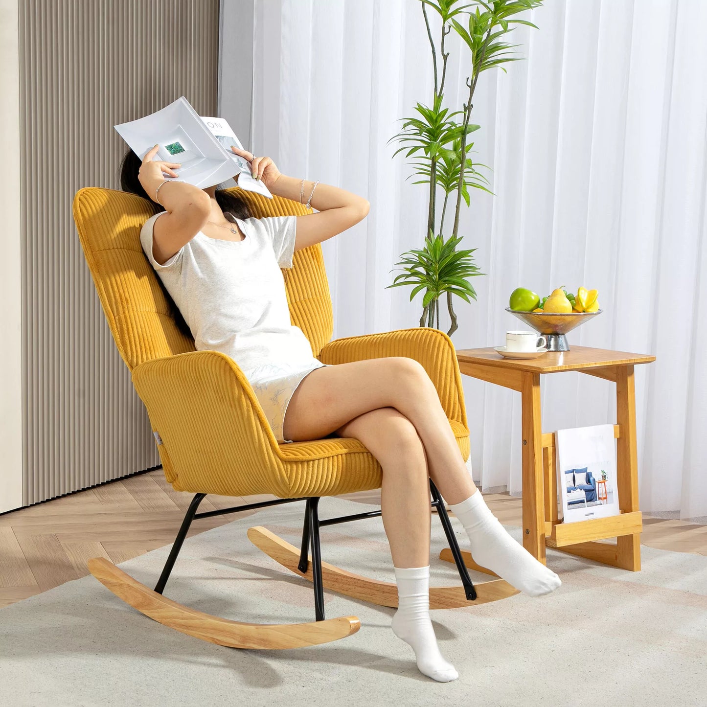 Vintažinis supamasis krėslas, išlenkti bėgeliai, storas paminkštinimas, buko mediena ir plienas, geltonas