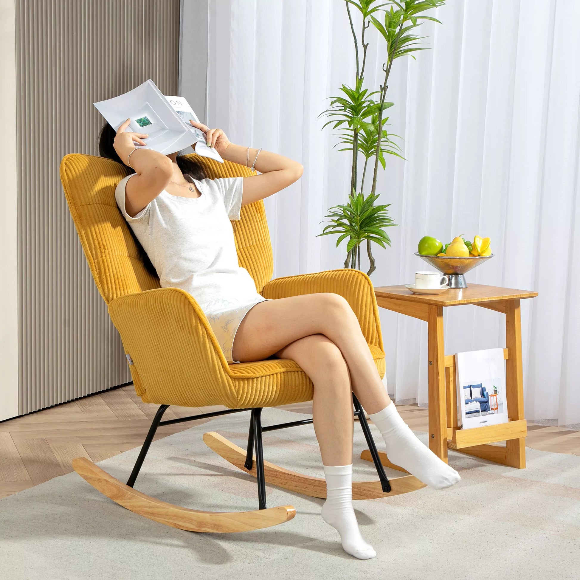 Vintažinis supamasis krėslas, išlenkti bėgeliai, storas paminkštinimas, buko mediena ir plienas, geltonas