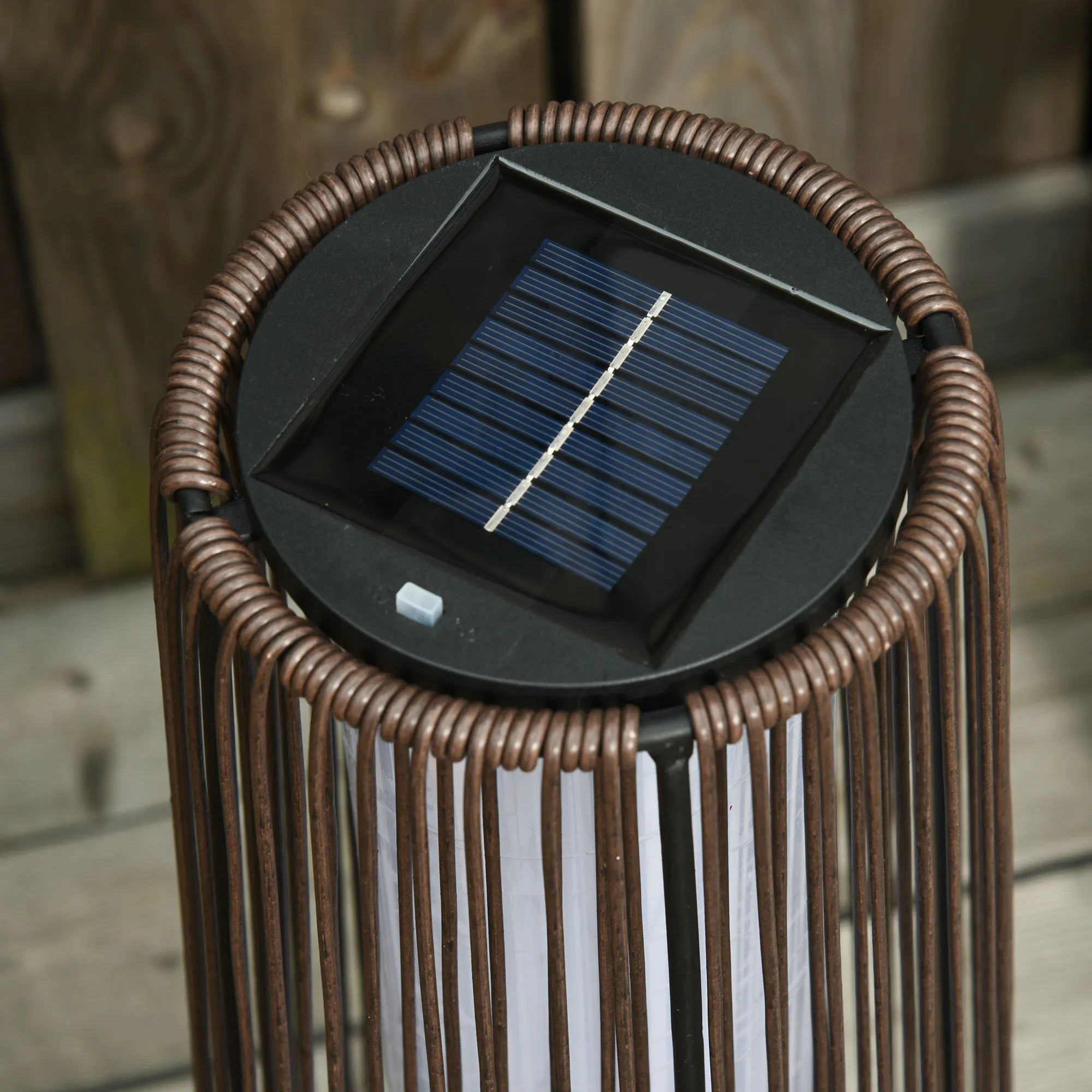 Sodo lempa, lauko lempa, maitinama saulės energija, veikia 8 valandas, automatinis režimas, rotango išvaizda, 21,5 x 21,5 x 61 cm