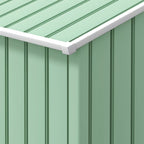 Sodo namelio sienos ir stogo krašto jungties detalė iš arti