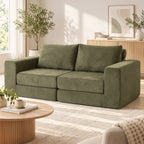 Žalia sofa lova jaukioje svetainėje su gėlių vazonu ir staliuku