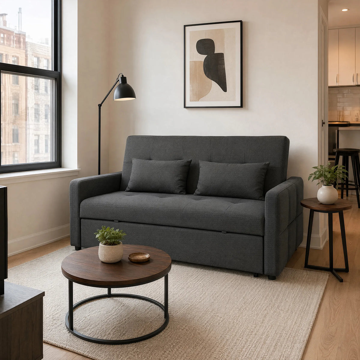 Tamsiai pilka sofa lova šviesiame bute prie lango su miesto vaizdu