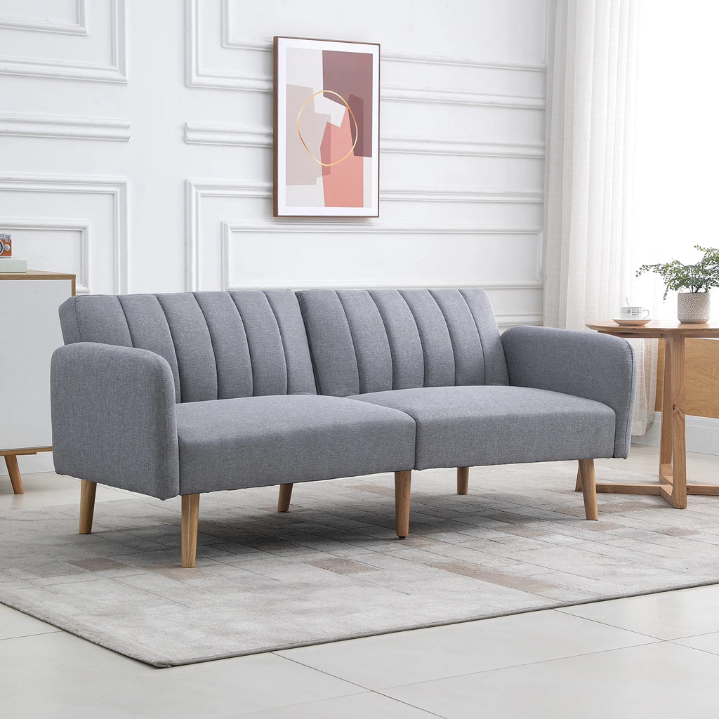 Pilka sofa šviesioje svetainėje su dekoratyvinėmis sienų plokštėmis