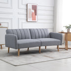 Pilka sofa šviesioje svetainėje su dekoratyvinėmis sienų plokštėmis