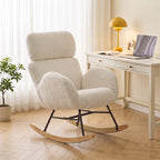 Kreminis supamasis krėslas kambaryje prie darbo stalo su nešiojamu kompiuteriu