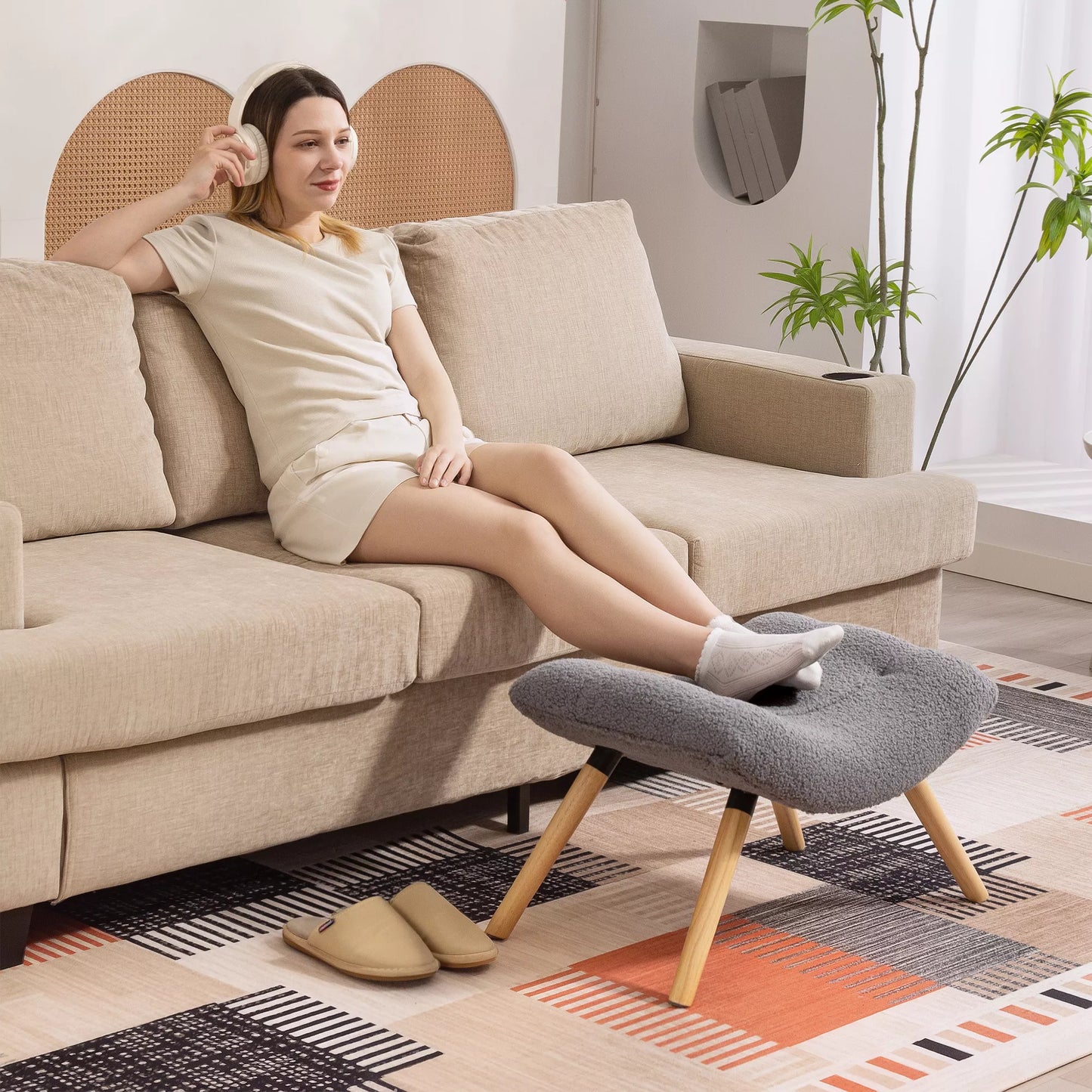 Modernus pufas su fliso apmušalu ir medinėmis kojomis, paminkštintas, skirtas svetainei, miegamajam, prieškambariui, tamsiai pilkos spalvos.