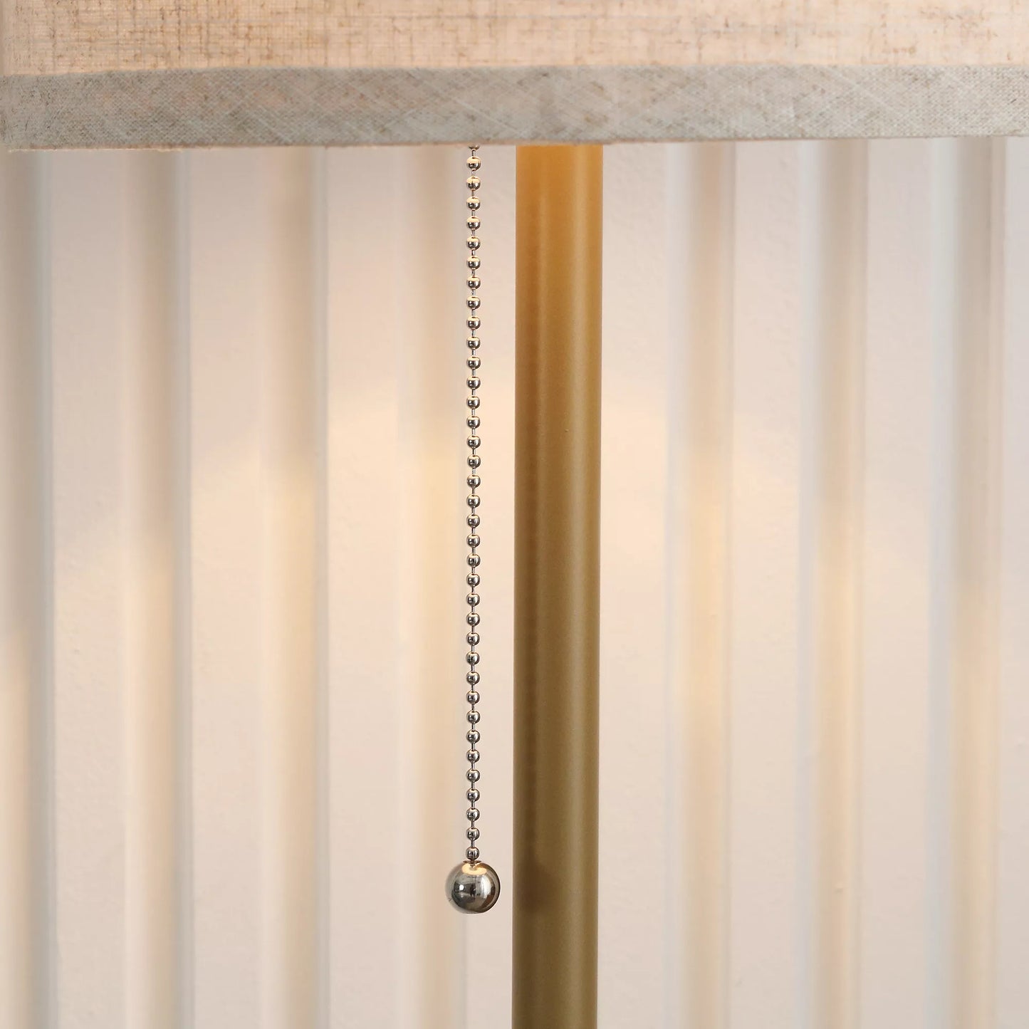 Elegantiškas pastatomas šviestuvas iš plieno su medžiaginiu gaubtu, svetainės šviestuvas, su traukimo grandinėlės jungikliu, Auksas+Baltas