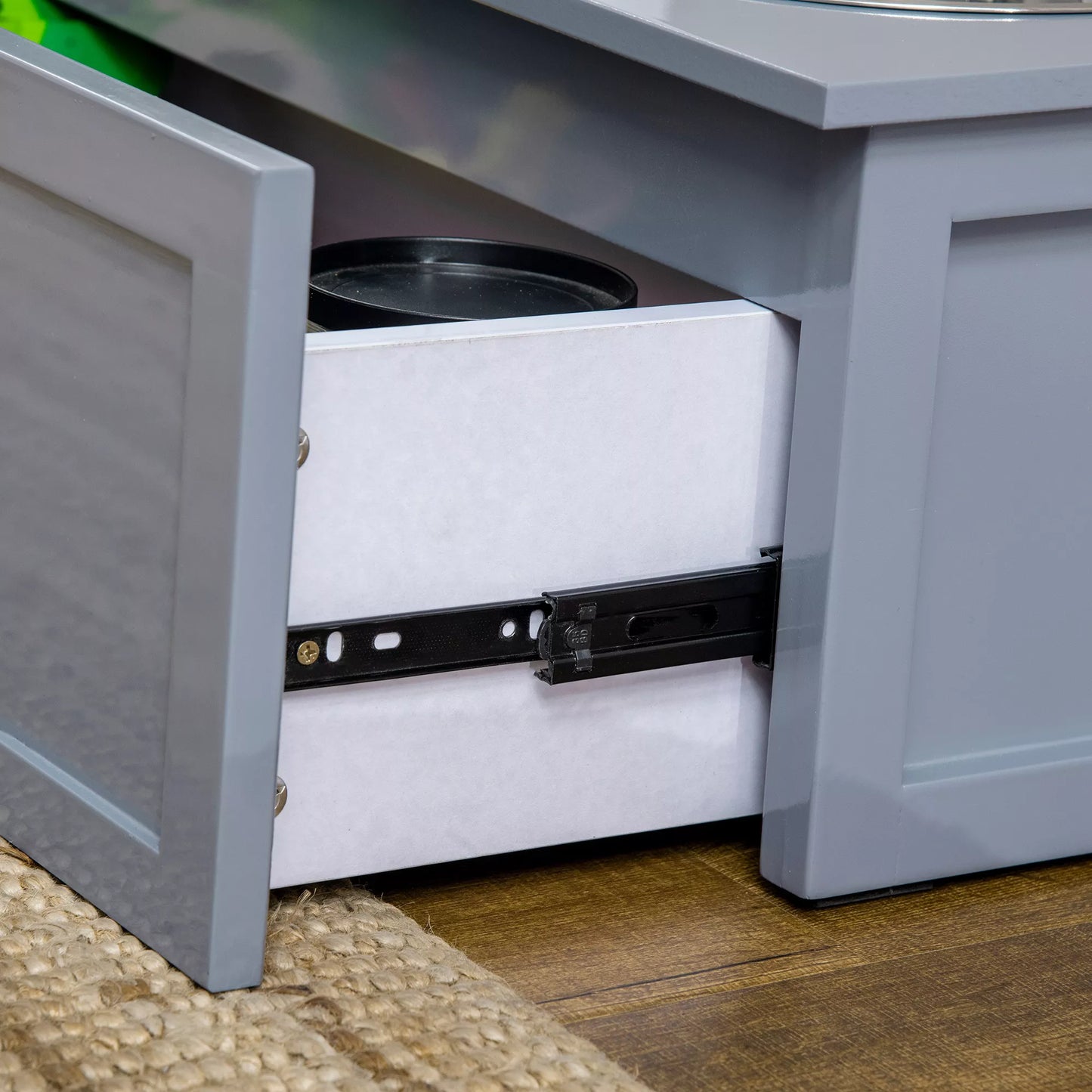 Lesinimo stotis, 2 dubenėliai po 2 litrus, nerūdijančio plieno, su stalčiumi, vidutinio dydžio šunims, pilka, 60 x 30 x 24cm