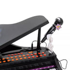 Juodo pianino mikrofonas ir LED klavišai iš arti