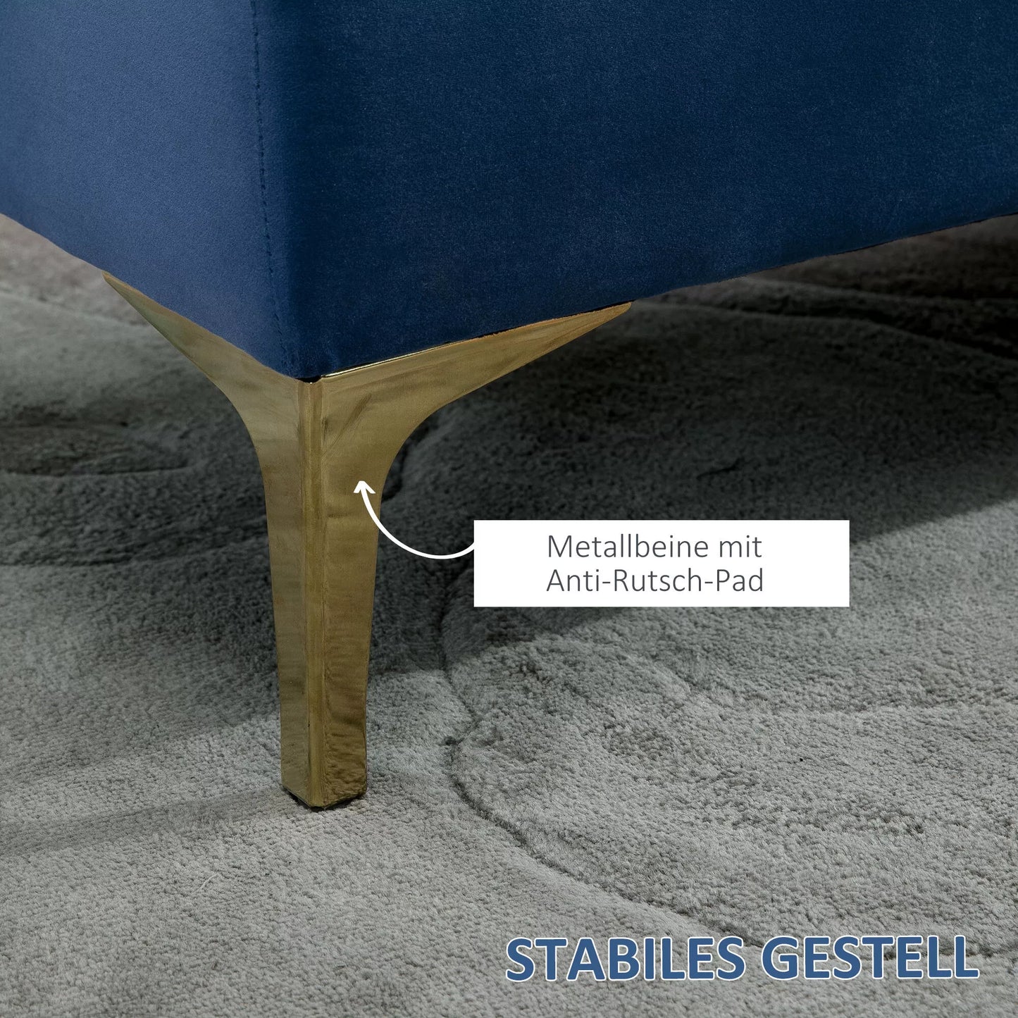 Mėlynas aksominis suolas prie lovos su paaukštintomis kojomis miegamajam