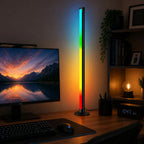 Darbo kambaryje šalia monitoriaus šviečia RGB LED toršeras
