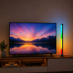 LED toršeras prie televizoriaus švytinčiame tamsiame kambaryje
