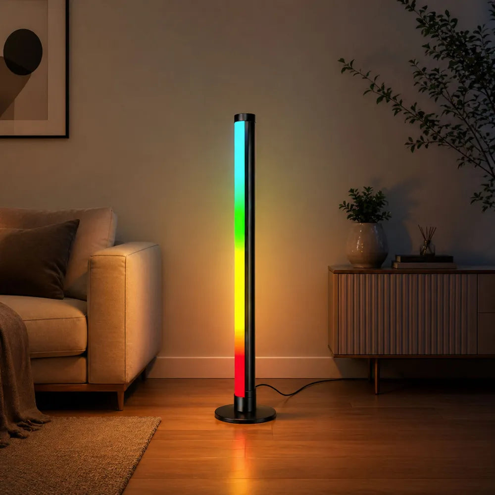 RGB LED toršeras šviečia įvairiaspalve šviesa jaukiame svetainės kampe