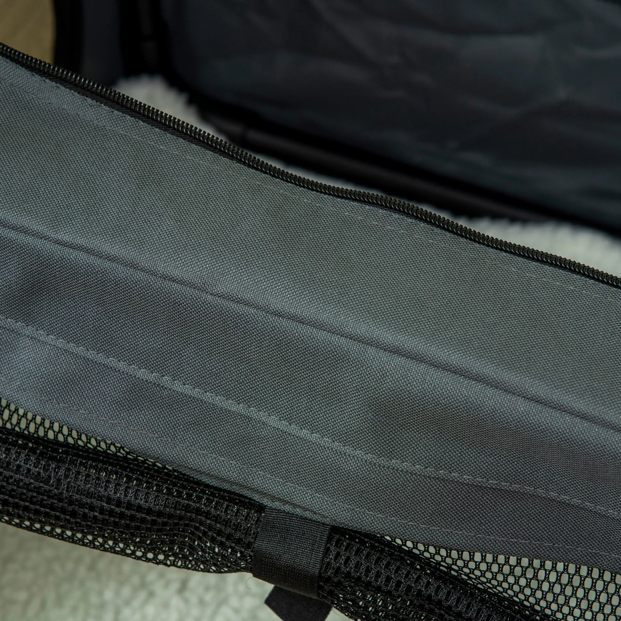 Transportavimo dėžė, sulankstoma, 3 įėjimai, vidinis pagalvėlė, skirta šunims ir katėms iki 4 kg/40 cm, pilka