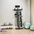Sulankstytas suolas pastatytas prie sienos šalia sporto kamuolių