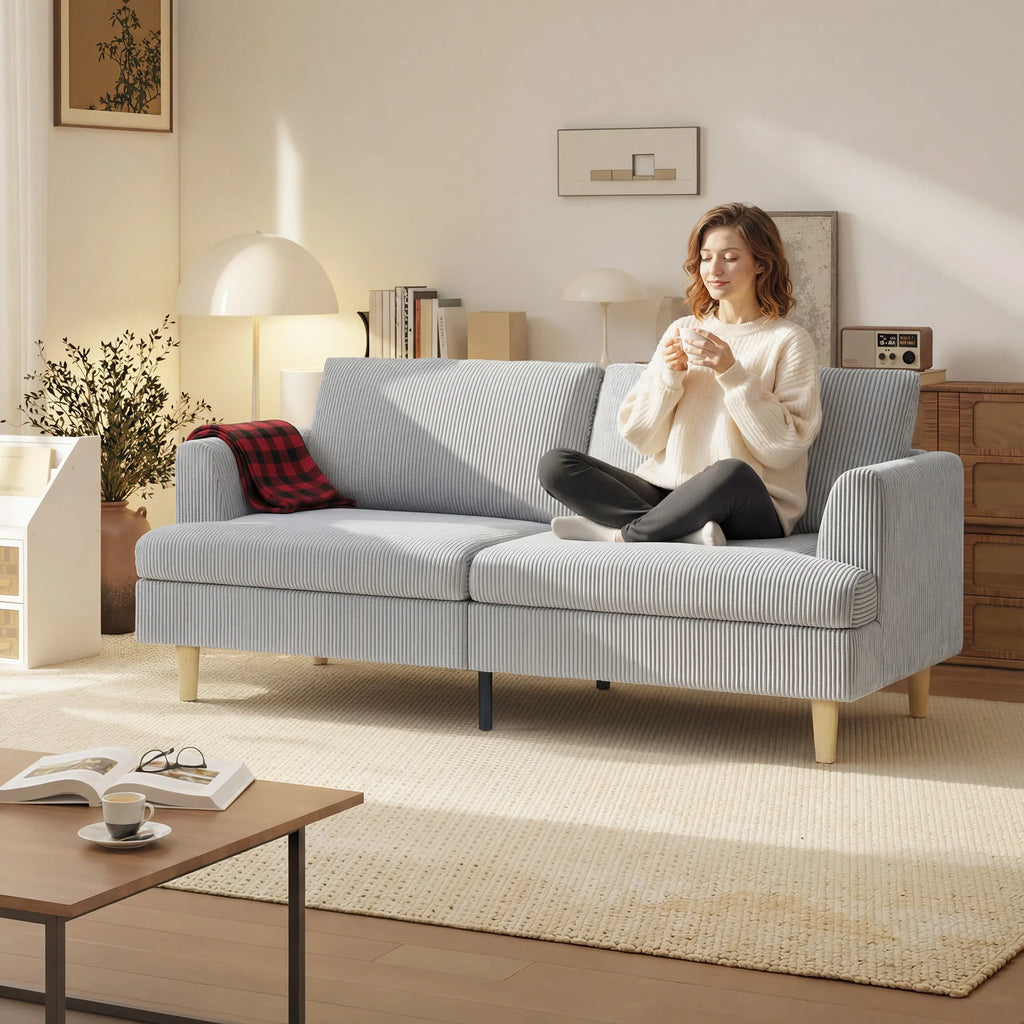 Trivietė sofa, 188 cm, šviesiai pilka, su porankiais ir velveto tekstūros audiniu, iki 330 kg