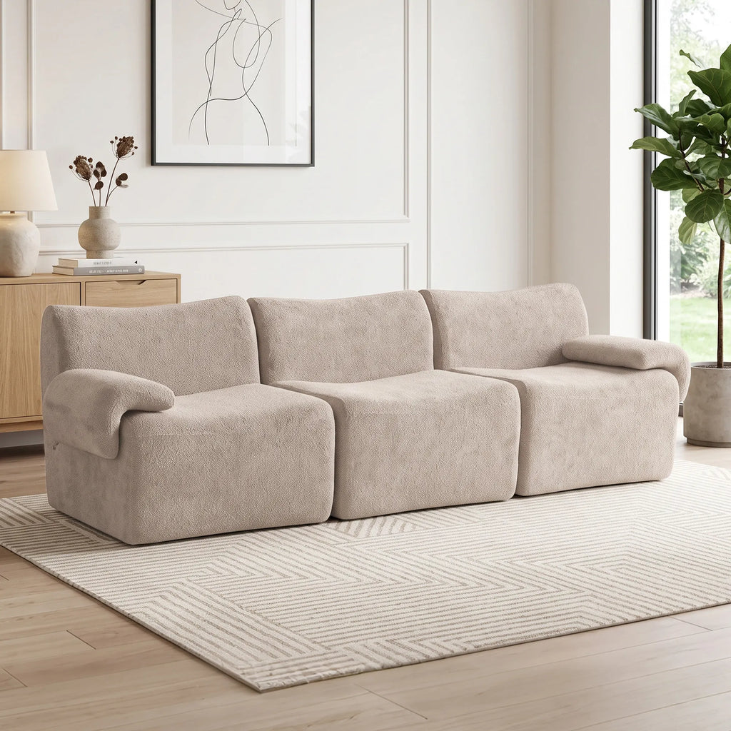 Šenilio sofa šviesioje svetainėje su paveikslu ant sienos