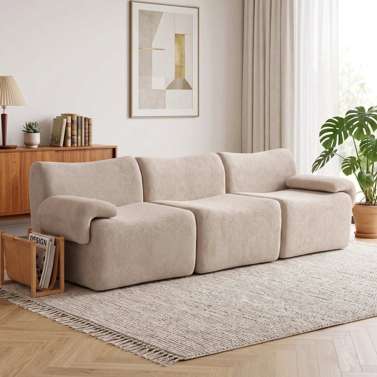Prie medinės spintelės ir augalo įrengta smėlio spalvos šenilio sofa