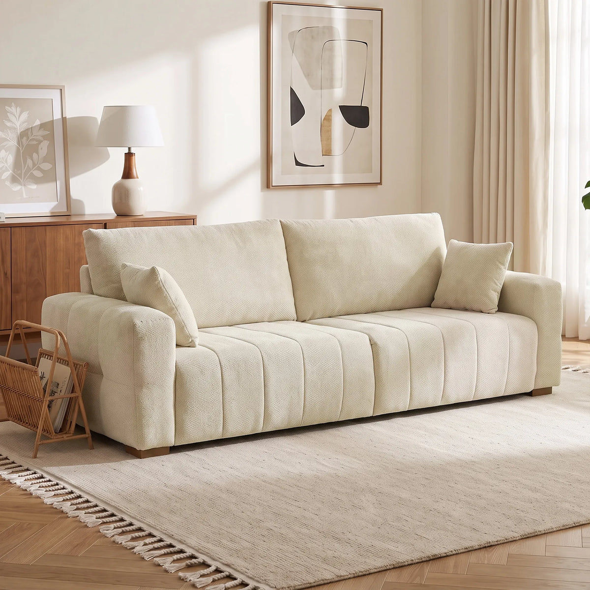 Trivietė sofa su porankiais iki grindų, kreminės baltos spalvos
