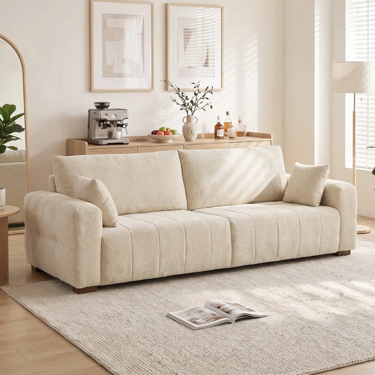 Trivietė sofa su porankiais iki grindų, kreminės baltos spalvos