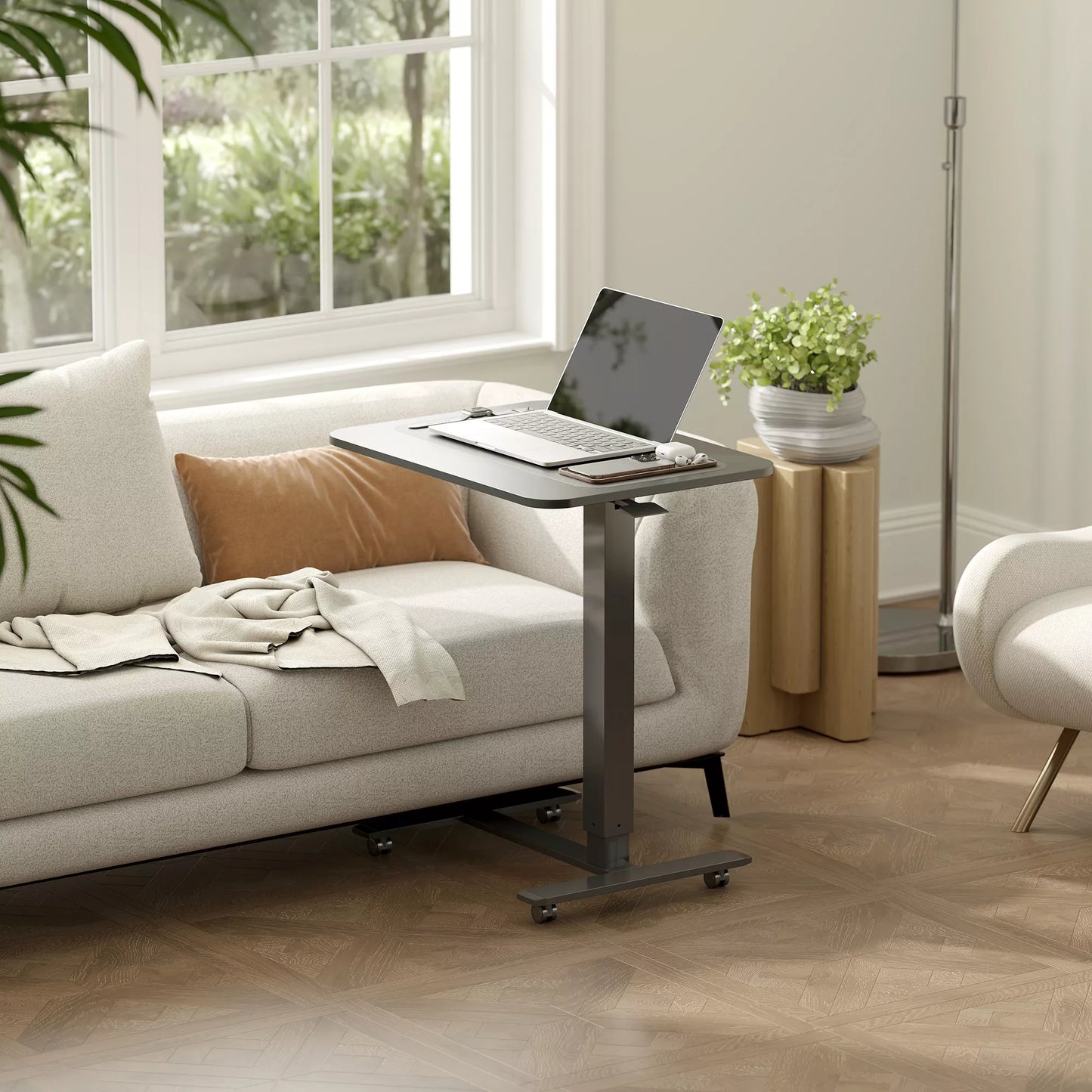 Reguliuojamo aukščio stovimas stalas su 4 ratukais C formos 65 cm x 48 cm x 70–110 cm  Juodas