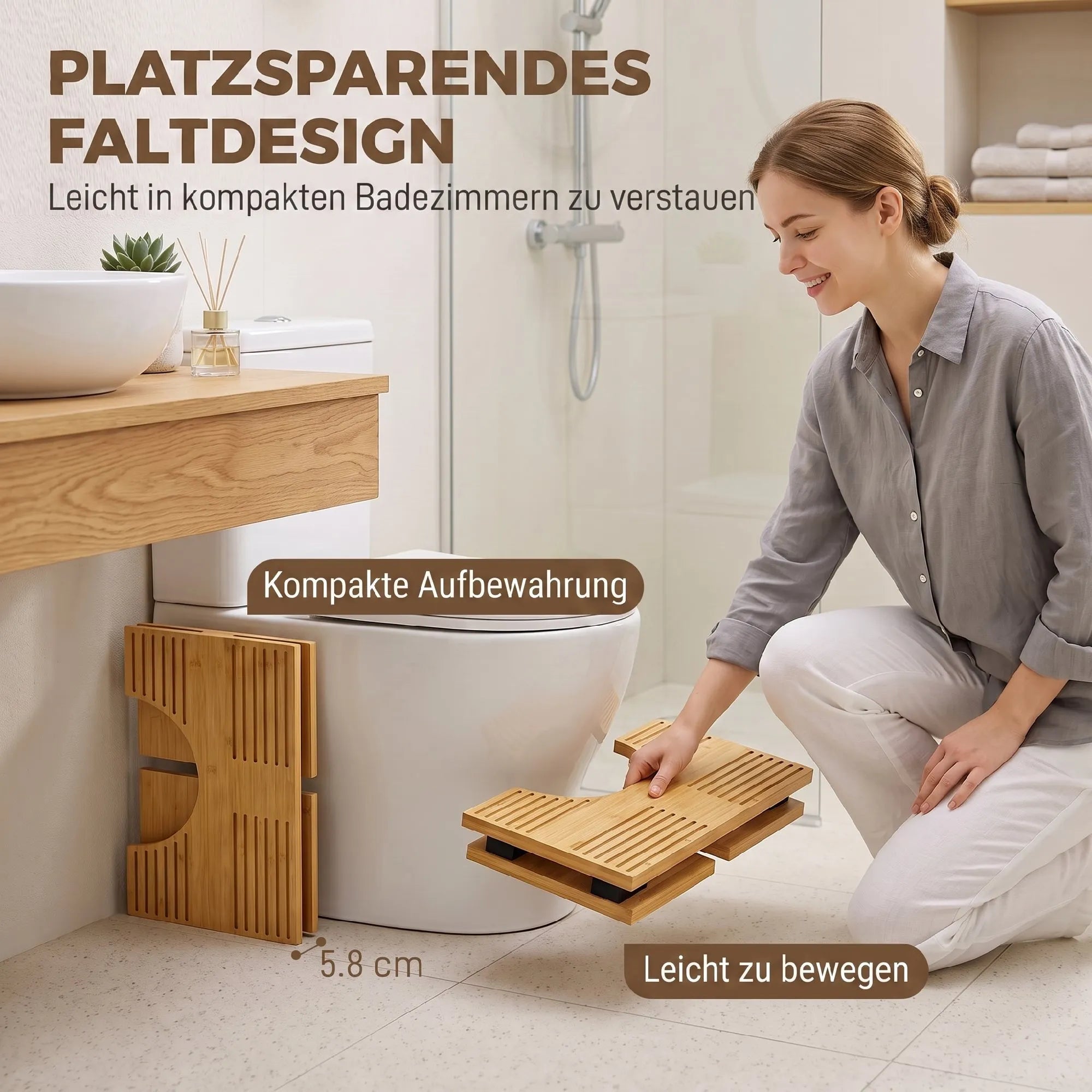 Moteris sulanksto bambukinį tualeto pakojį kompaktiškam laikymui
