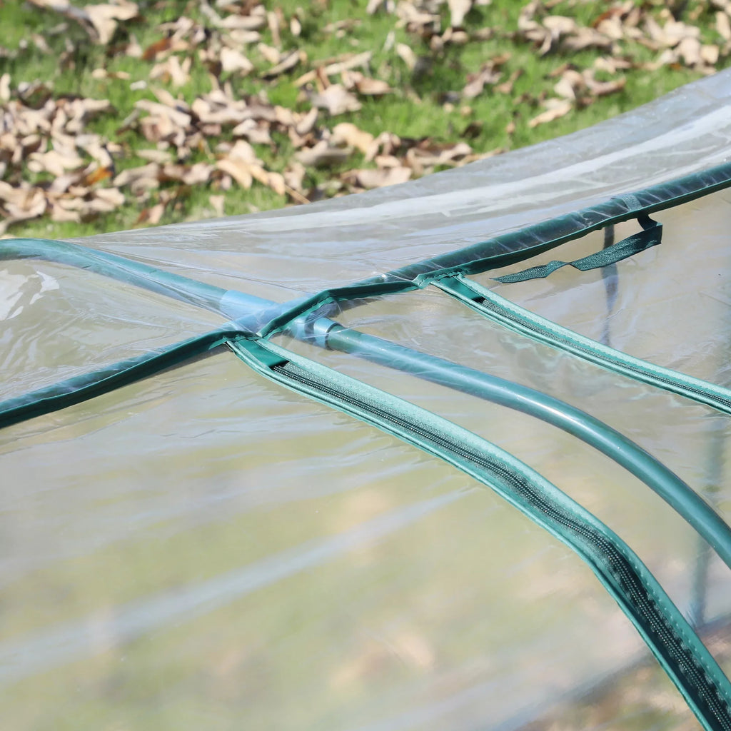 Artimas šiltnamio stogo siūlės ir vamzdžio jungties planas tarp lapų