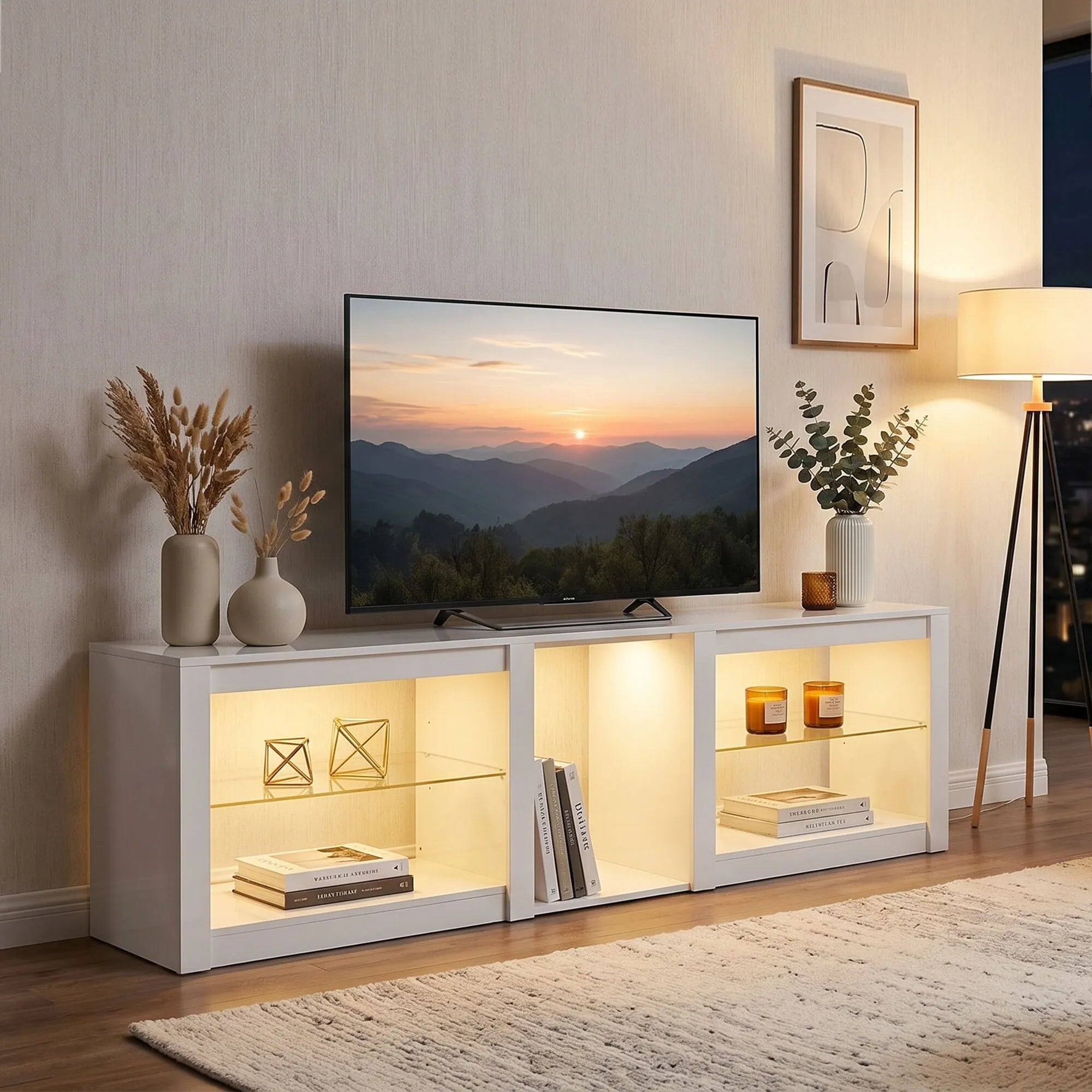 TV komoda su RGB LED apšvietimu ir stiklinėmis lentynomis, iki 75 colių televizoriams, balta