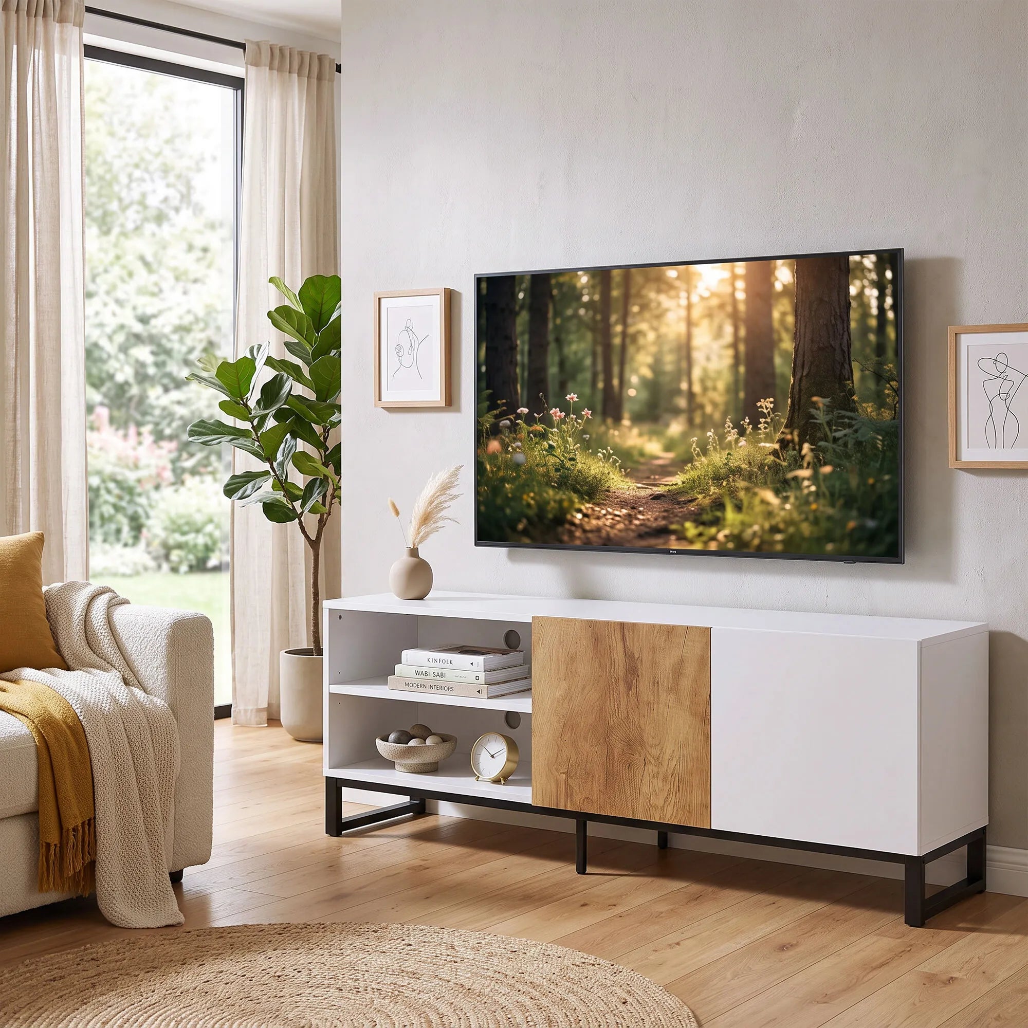 TV spintelė svetainėje šalia sofos su geltonu pledu ir vazonu