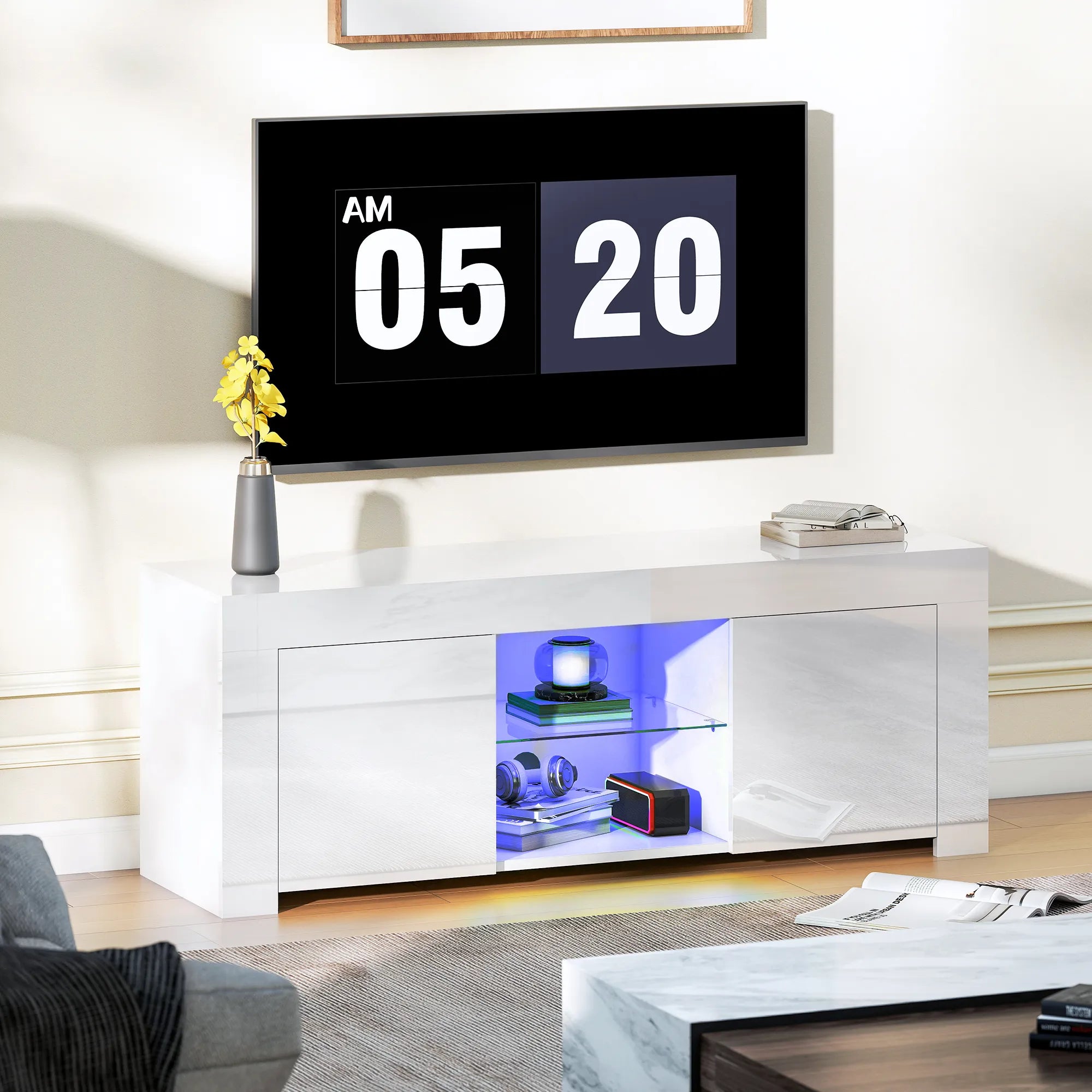 TV spintelė su LED apšvietimu, 2 spintelės durelės, stiklinė lentyna, kabelio angos, skirta svetainei, medžio drožlių plokštė, balta