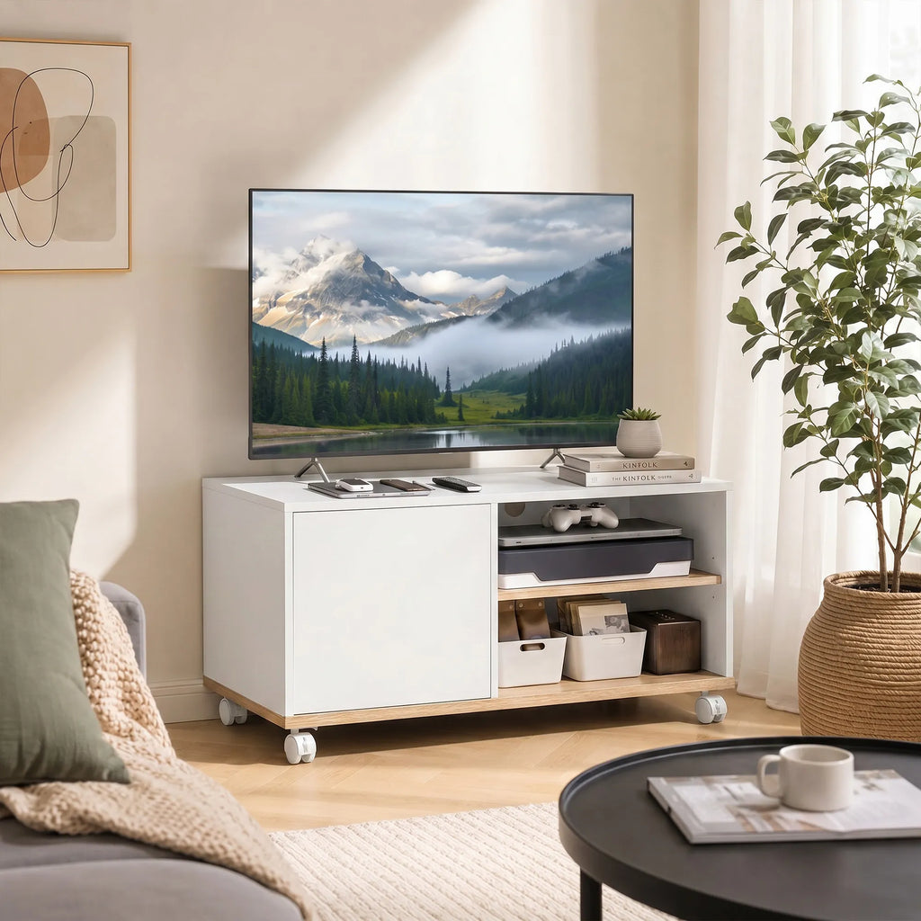TV spintelė prie sofos su žaidimų konsole ir daiktadėžėmis lentynose