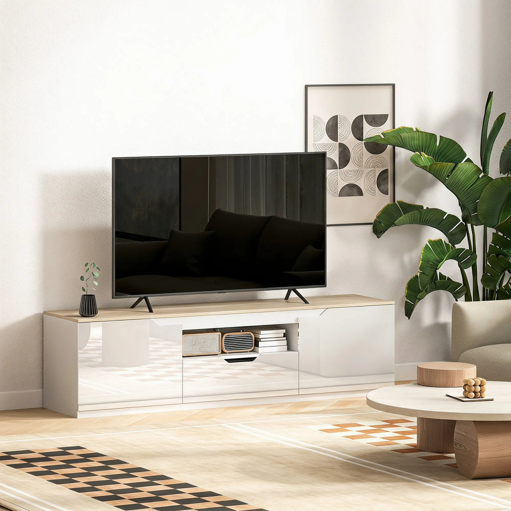 Šachmatų raštu grindys ir dekoratyvus paveikslas šalia TV spintelės