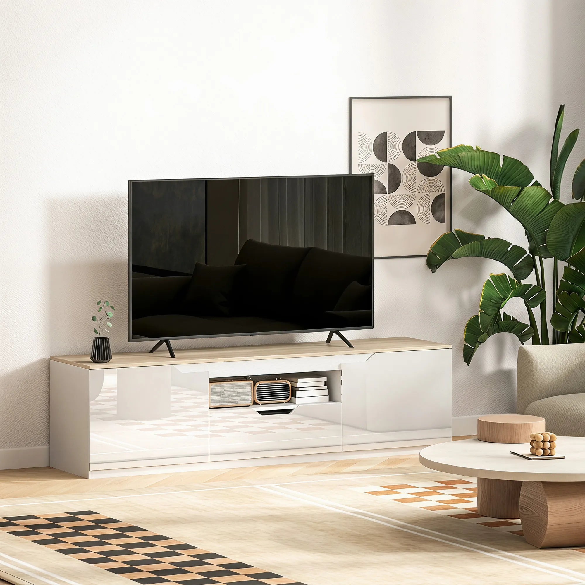 Šachmatų raštu grindys ir dekoratyvus paveikslas šalia TV spintelės