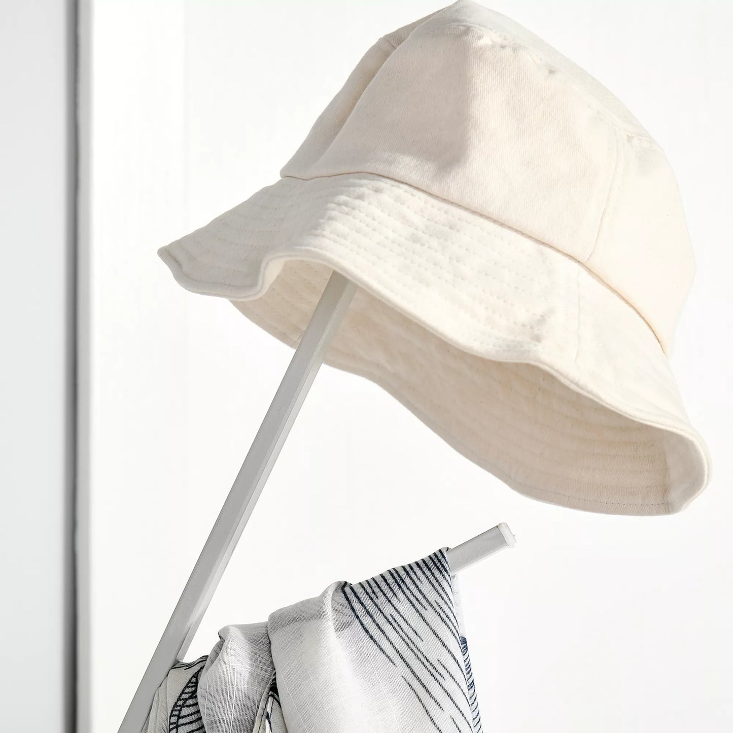 Drabužių kabykla su lentyna ir 8 kabliukais, šiuolaikiška drabužinė drabužiams, kepurėms, rankinėms laikyti, skirta svetainei, balta