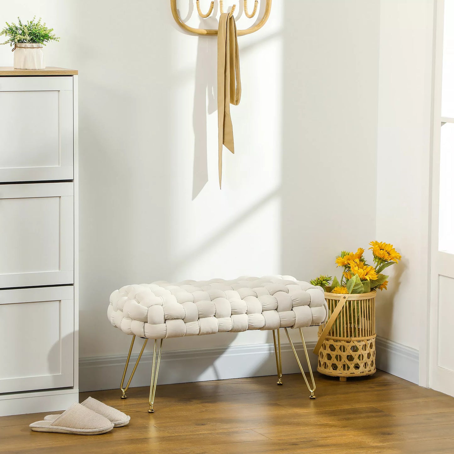 Modernus pufas su metalinėmis kojomis, paminkštinta sėdyne, svetainei, miegamajam, koridoriui, kreminės baltos spalvos