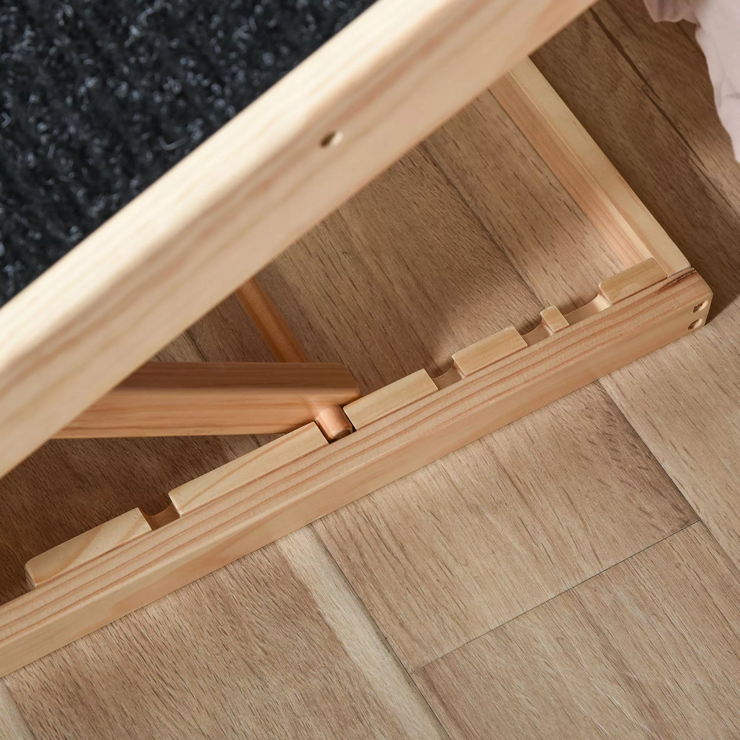 Reguliuojama šunų rampa su neslystančiu kilimėliu, skirta dideliems šunims. Medžiaga: pušies mediena, poliesteris. Spalva: juoda+natūrali mediena. Matmenys: 90P x 40G x 61A cm