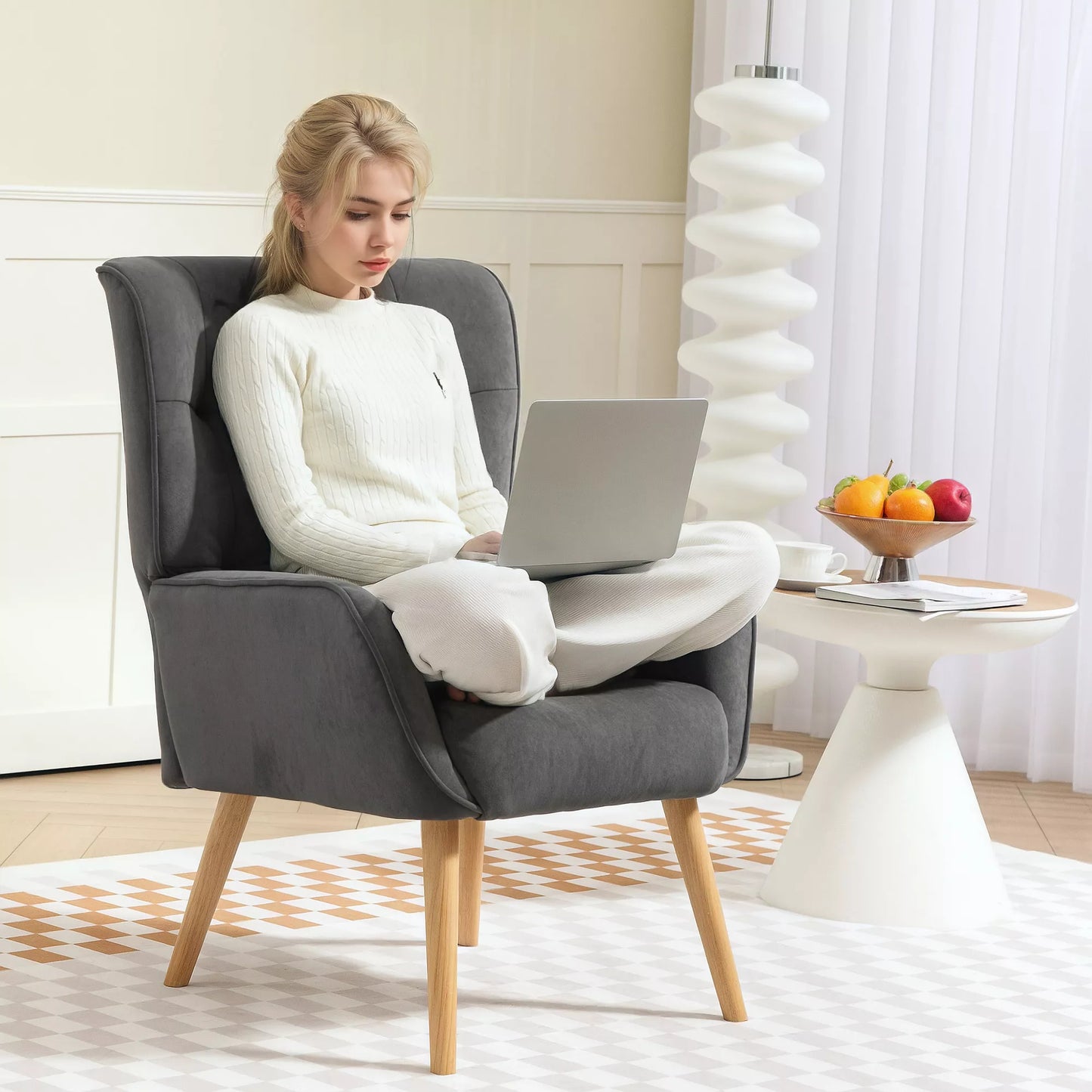 Svetainės fotelis su dygsniavimu, minkšta aksominės išvaizdos apmušalo danga, atlaiko iki 120 kg, pilkas