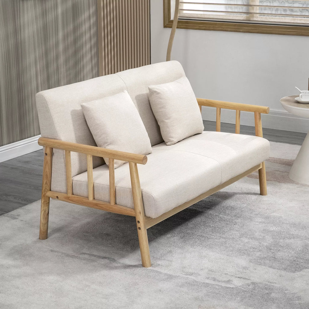 Smėlio dvivietė sofa su pagalvėlėmis interjere