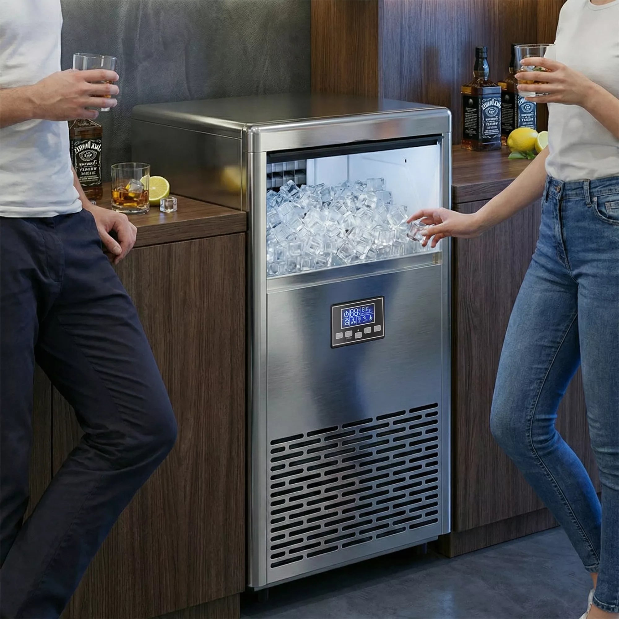 Profesionalus ledo gaminimo aparatas, 45 kg per 24 val., nerūdijantis plienas, su 13 kg talpos rezervuaru, savaiminio valymo funkcija, sidabrinės spalvos