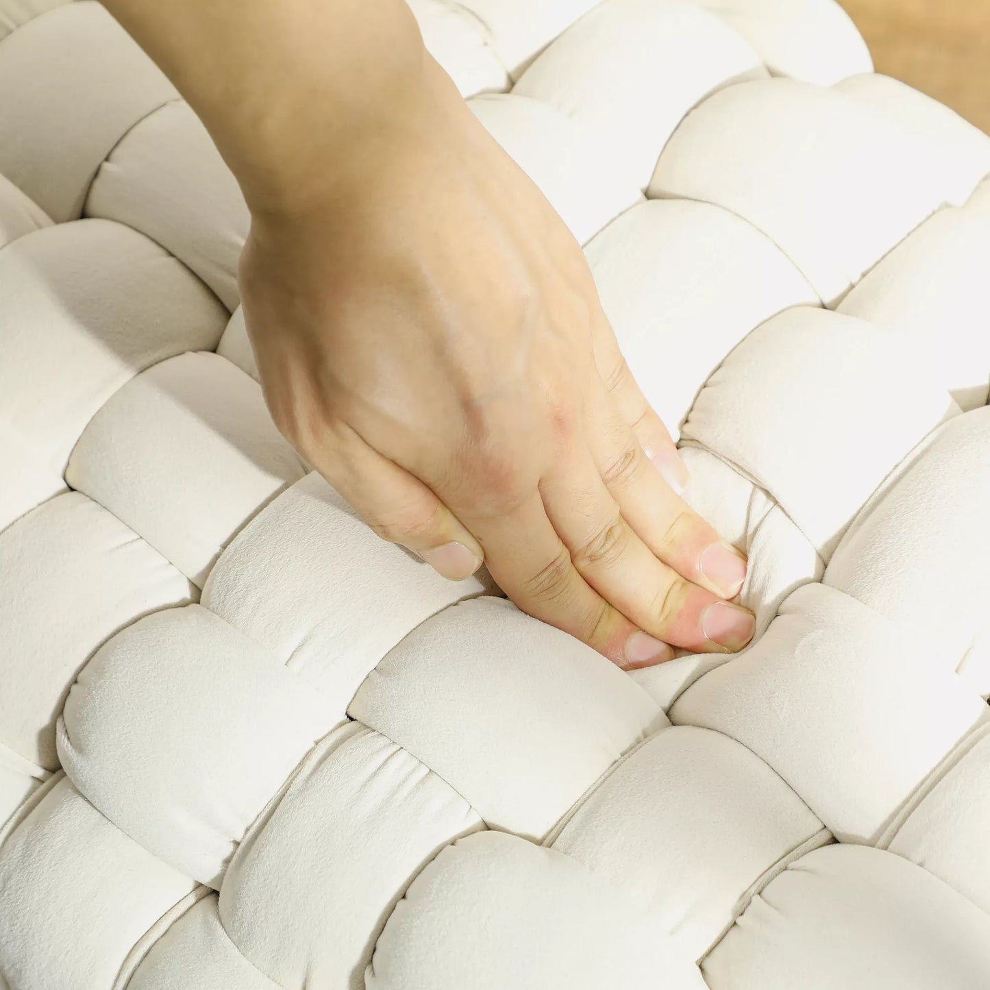 Modernus pufas su metalinėmis kojomis, paminkštinta sėdyne, svetainei, miegamajam, koridoriui, kreminės baltos spalvos