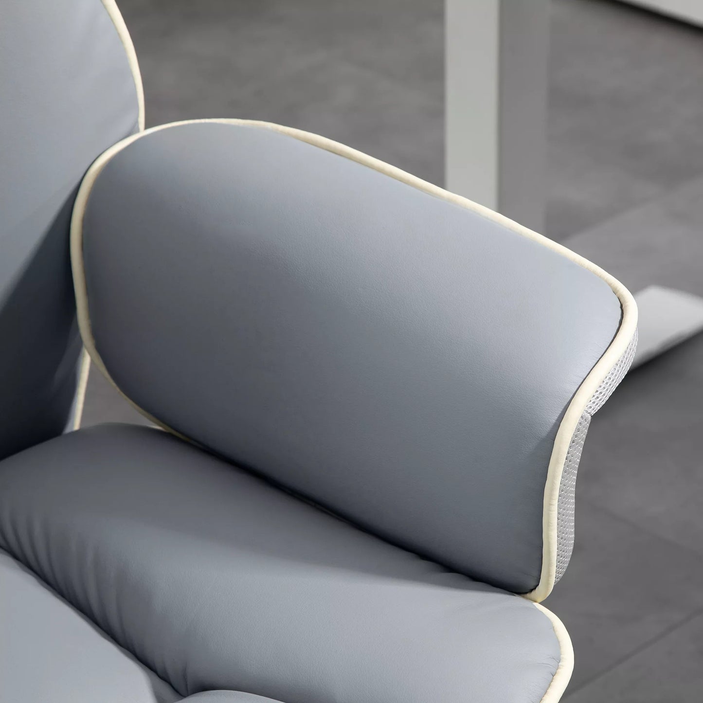 Ergonomiška biuro kėdė, papildomai paminkštinta, su atlošiama funkcija, dirbtinė oda, 76x80x118-124 cm, šviesiai pilka