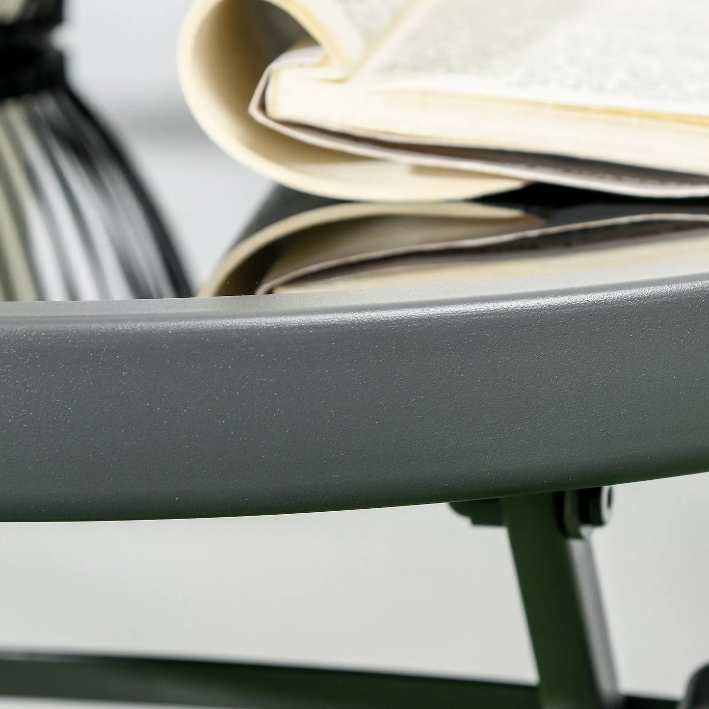 3 dalių metalinis bistro rinkinys Atsparus oro sąlygoms sodo baldų rinkinys su sulankstomu stikliniu stalu ir rudomis sodo kėdėmis