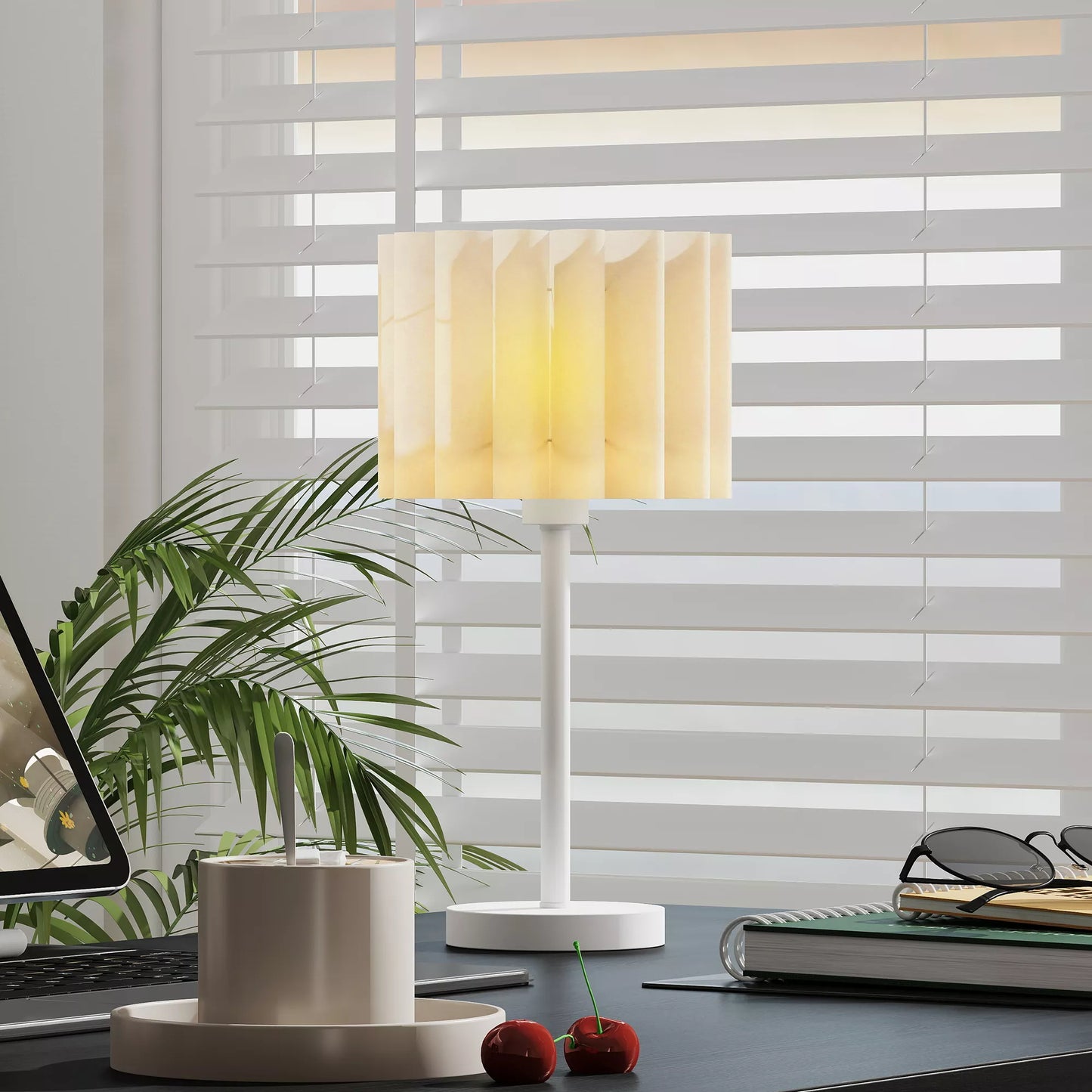 Stalinė lempa retro stiliumi, naktinė lempa, plastikiniu gaubtu, mygtukiniu jungikliu, balta