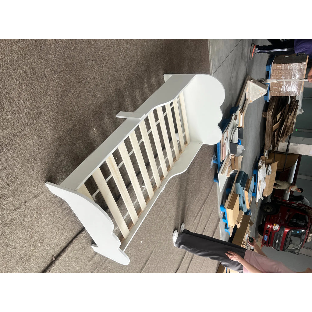 Matomas lovos lentelių pagrindas, lovą pastačius ant šono pakavimo zonoje