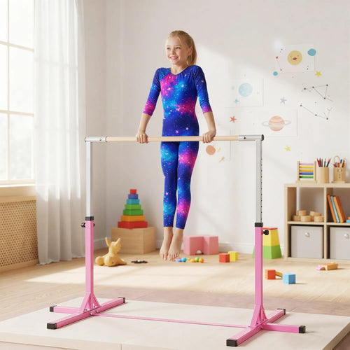Mergaitė kabo ant rožinio gimnastikos skersinio vaikų kambaryje