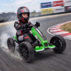 Gokartas slysdamas pro trasos posūkį kelia dūmus iš po ratų
