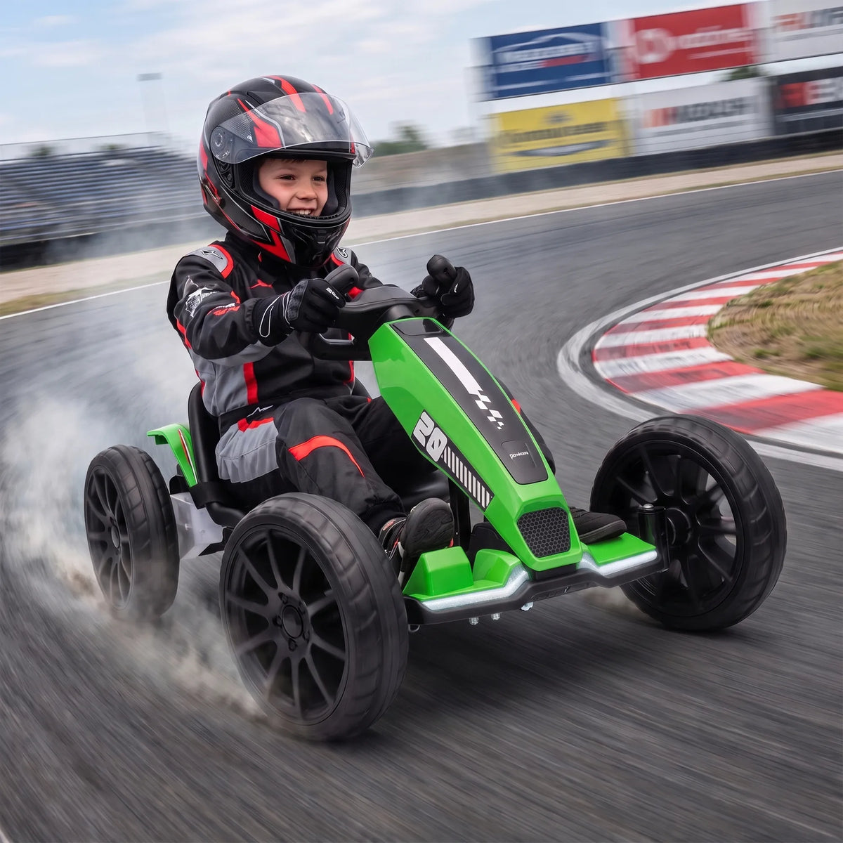 Gokartas slysdamas pro trasos posūkį kelia dūmus iš po ratų