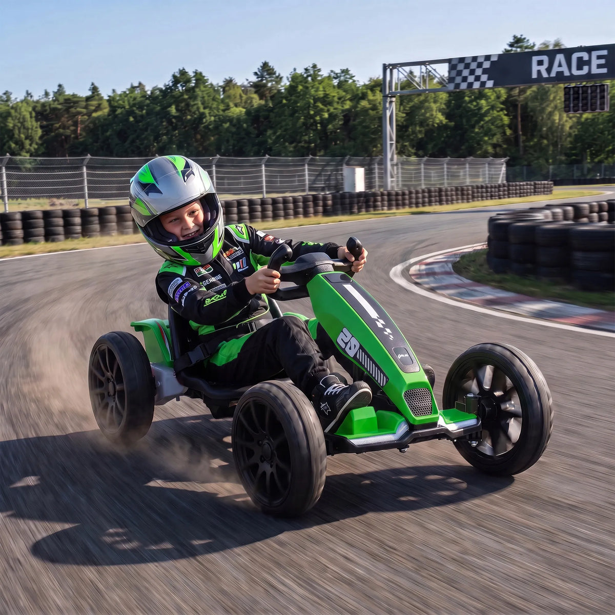 Vaikas lenktyniauja žaliu gokartu pro padangų barjerus trasoje