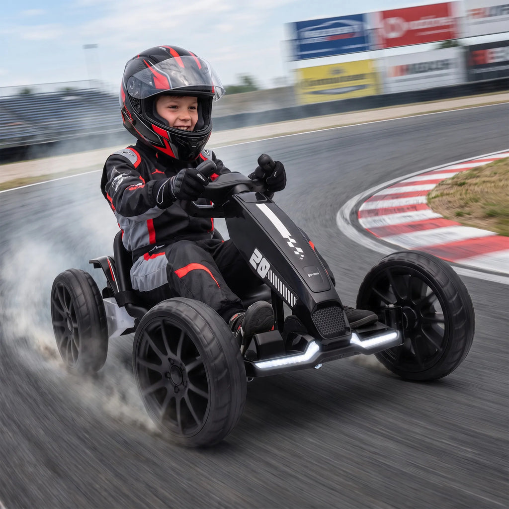 Dūmų debesyje slystantis gokartas su vairuojančiu berniuku trasoje