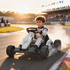 Berniukas vairuoja gokartą lenktynių trasoje saulėlydžio fone